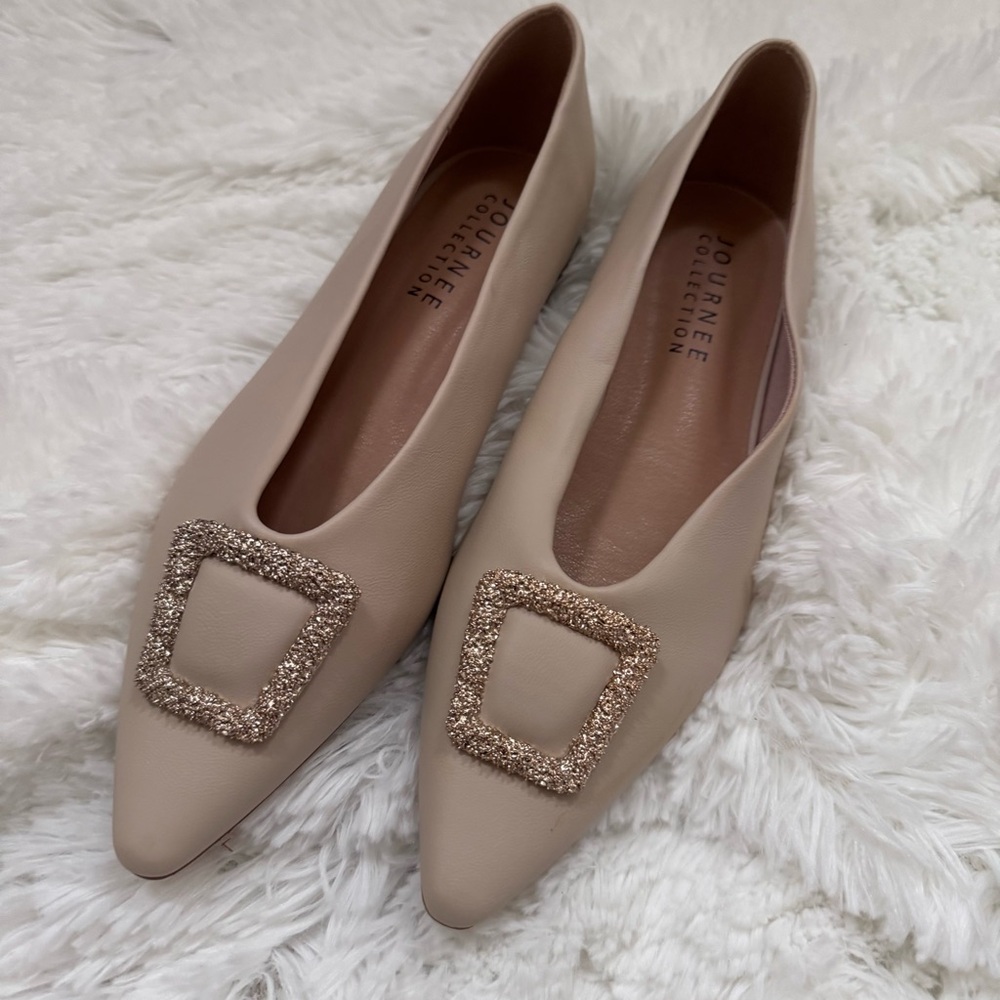 Journee Collection Cream Flats with Pointed Toe and Embellishment NWOB 9.5